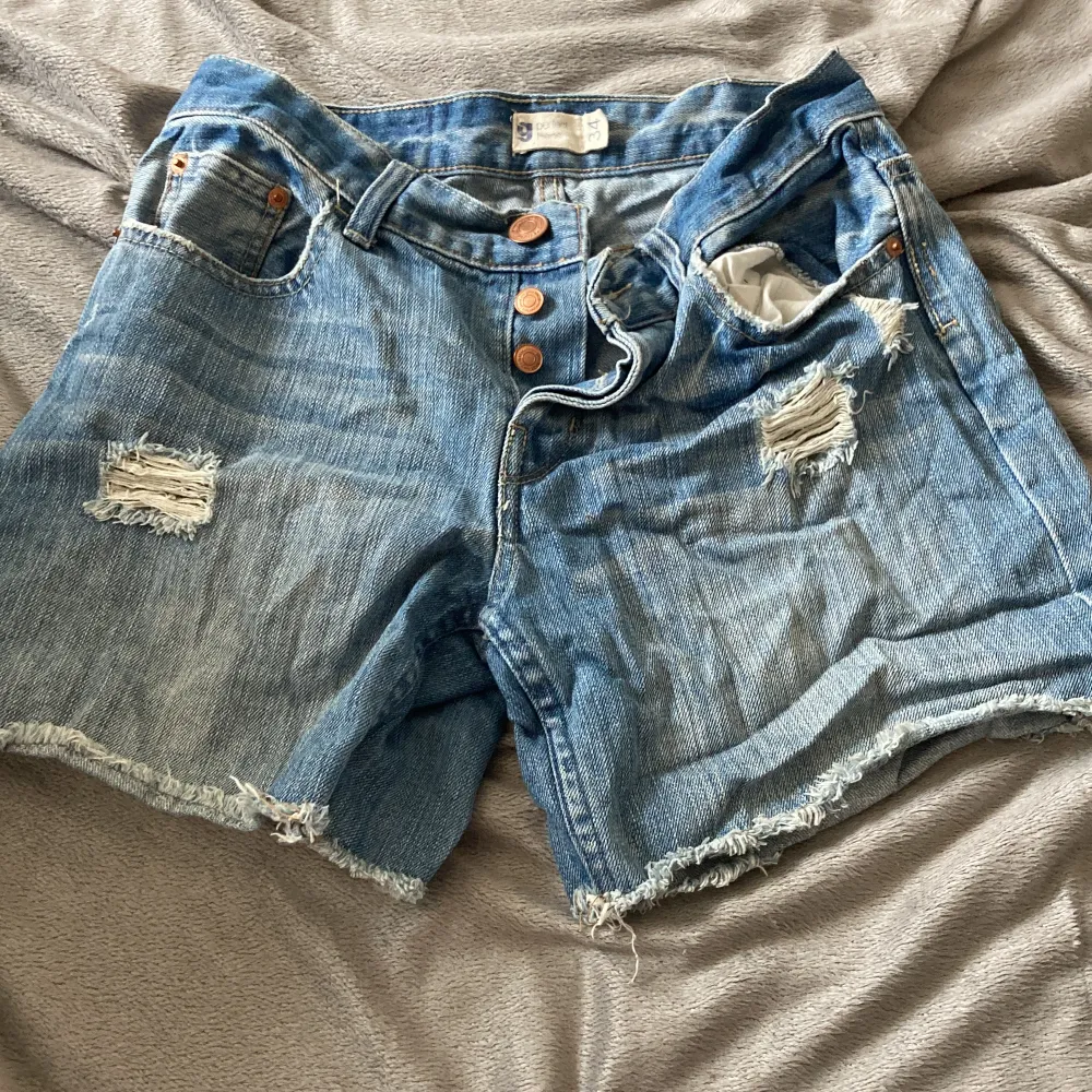 Blå jeansshorts köpta på ginatricot i storleken 34!🩵. Shorts.