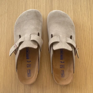 Birkenstocks  - Hej, säljer dessa oanvända Birkenstocks då de var en storlek för liten på mig. De är alltså i helt nyskick och är i storlek 43. Skicka ett meddelande ifall du har några funderingar👍