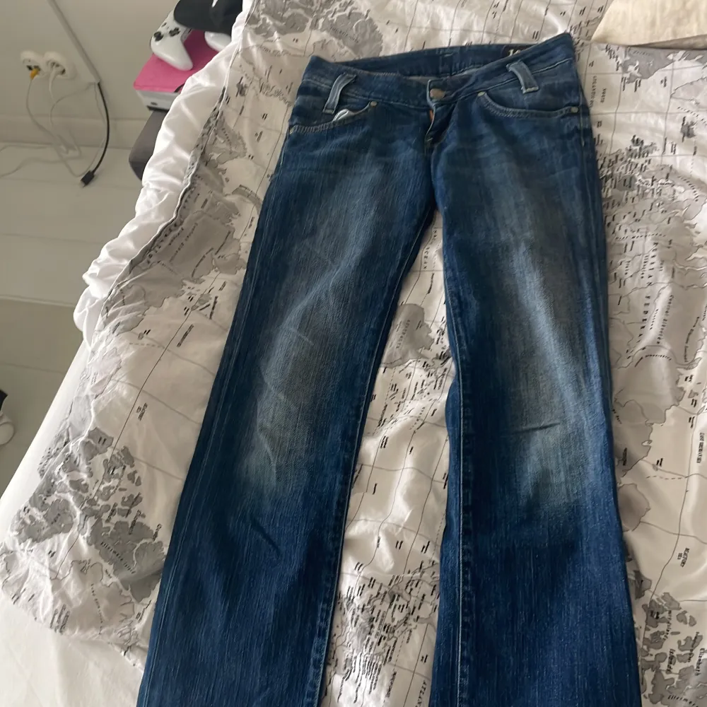  Low waist jeans!! För små för mig  Står inte vilken storlek, typ 27 inte säker  Står ej för frakten!❤️ . Jeans & Byxor.
