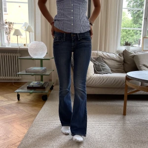 Låg midjade jeans  - Säljer dessa super snygga låg midjade jeans ❤️