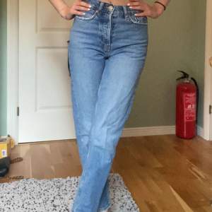 Säljer dessa jeans från Gina Tricot då de tyvärr blivit för korta. Köpte för 499 och säljer nu för 179🌸