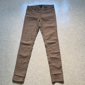 Bruna jeans - Skinnyjeans i färgen ljusbrun