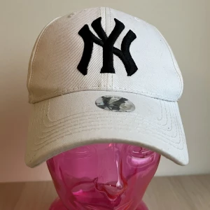 NY Keps - Måttligt använd keps, minns inte om den är äkta så därav billigt pris