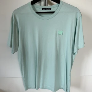 Acne tshirt!  - Säljer en as skön acne tshirt perfekt till sommaren. Den är knappt använd och i mycket fint skick. Köpt i acne butiken i gbg för 1300. Hör av dig om du har nån fråga🤝🔥