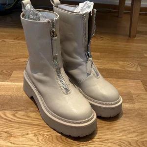Stövlar  - Ett par skor köpta på zalando. Användna ett få tal gånger. Passar bra till hösten och vinstern. 
