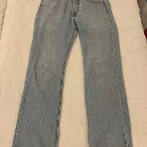 Säljer ett par ljusblåa Levis 501 jeans, ordinarie pris = 1300kr.