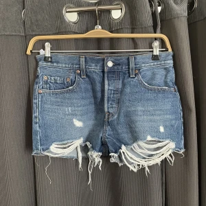 Levis shorts  - Levis shorts köpta på Sellpy men tyvärr för små för mig. Storlek 27. Det är i väldigt bra skick och finns inga tecken på användning.