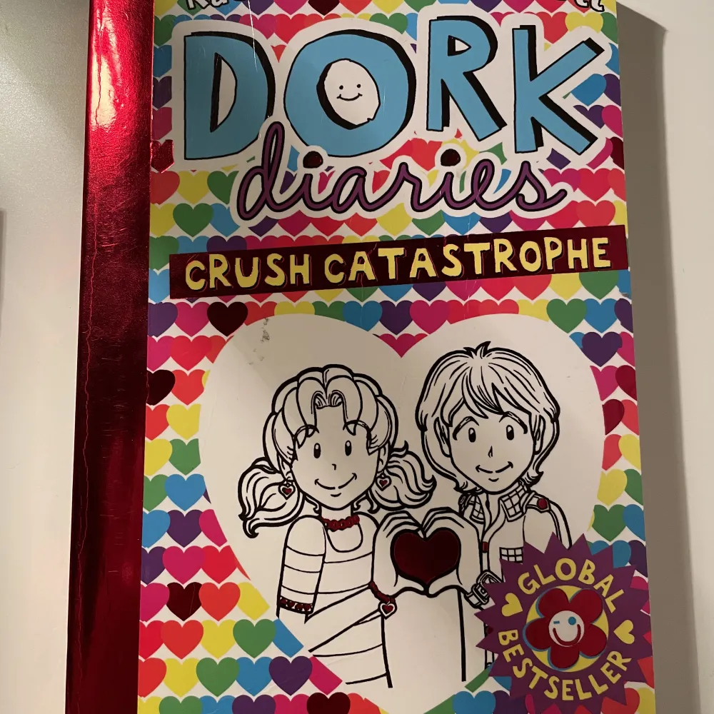 Dork Diaries “crush catastrophe” Dma ifall frågor o för mer bilder osv.  Språk: engelska . Övrigt.