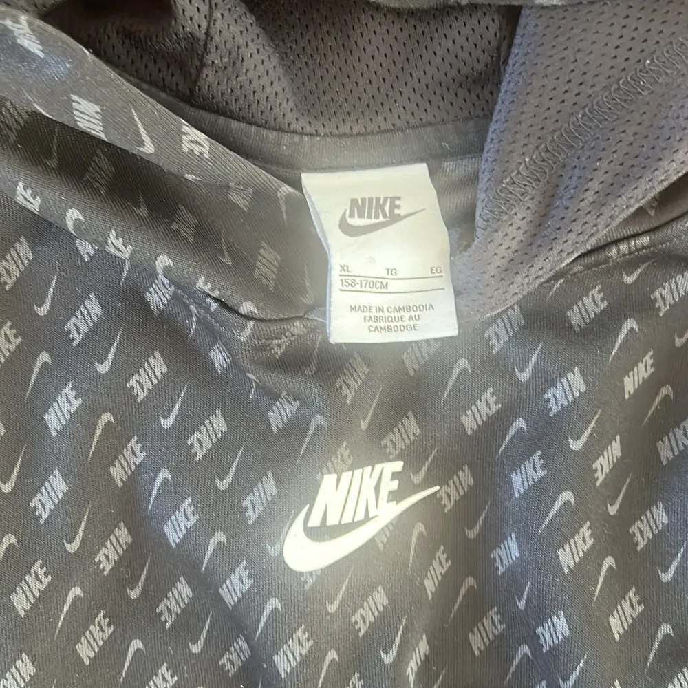 Hej, säljer en svart Nike huvtröja. Tröjan är 158-170cm eller Xl i barn storlekar, vilket mitsvarar Xs i vuxen storlekar.   Hör gärna av er med frågor.. Hoodies.