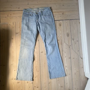 Lågmidjade jeans - Supersnygga lågmidjade jeans i rak utvägs modell och ljus tvätt. Perfekt skick! Storlek som en M, skriv för mått och bilder💘Kolla in mina andra jeans!