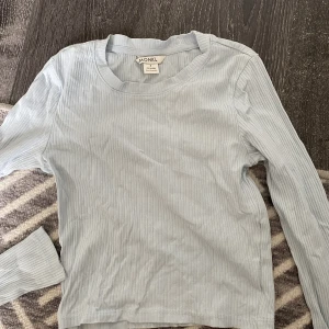 Långärmad tröja - Ljusblå ribbad långärmad från monki. Knappt använd. Stolek s. 