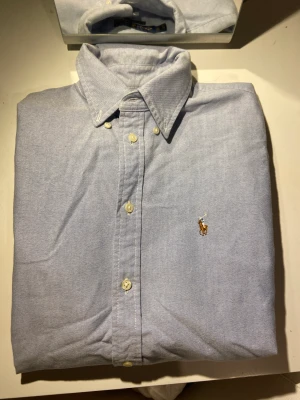 Ralph lauren skjorta  - Säljer en super fin dam skjorta från ralph lauren i storleken M skicket är som nytt skulle jag säga