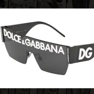 Unika och coola solglasögonen från Dolce&Gabbana. Använda fåtal gånger. Kommer med orginalfordral samt kvitto. Unisex, passar lika bra till killar som till tjejer. Nypris 2809