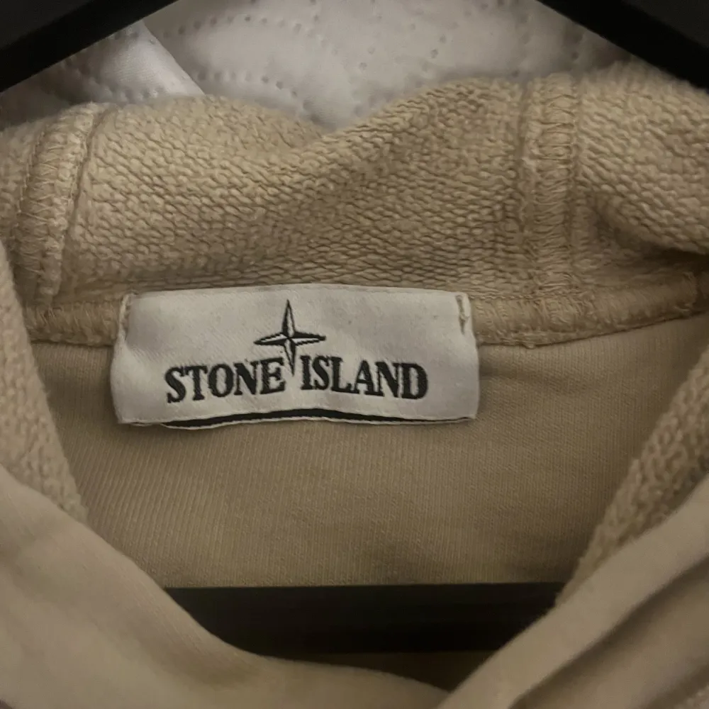 Säljer min killes stone island hoodie i storlek M. I fint skick och självklart äkta.  Nypris: ca 3 400kr Säljer för: 1000kr. Hoodies.