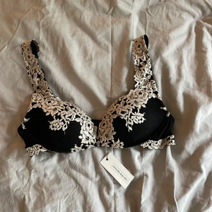 Intimissimi bh - HELT NY!!! Intimissimi bh. Det är deras super Puch-up bh i svart. Den var för liten för mig så säljer denna super snygga bh!!