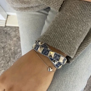 Nit-armband - Nitarmband i jeanstyg med silvernitar! Enkelt att styla skriv privat vid intresse❤️
