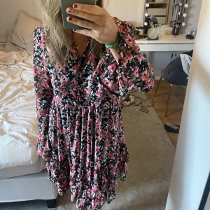 Klänning  - En fin blommig klänning som inte kommer till användning🌺Storlek S men passar också bra som M!