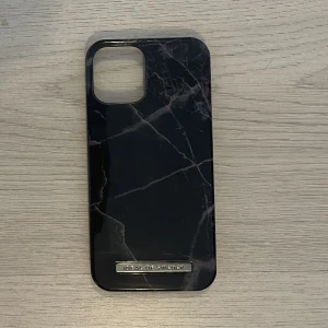 Mobilskal - Magnetiskt mobilskal från ideal of Sweden 70kr Knappt använt och inga skador, nypris 299kr. Modellen är till iPhone 12/12 pro🩵