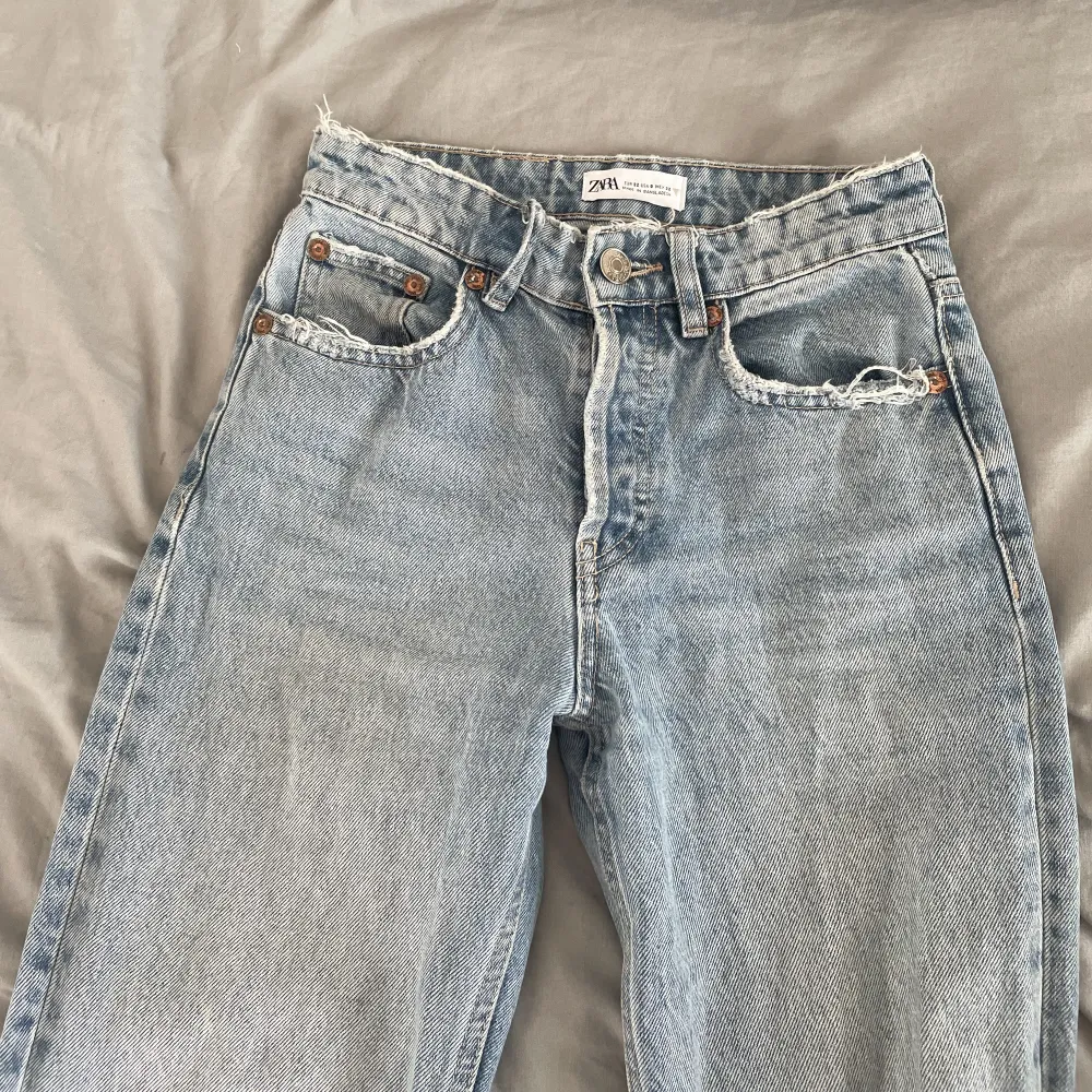 Säljer nu mina blåa mid rise straight jeans från zara i storlek 32. De är i bra skick och väldigt snygga.  Köparen står för frakten. Ingår INTE i priset.💗💗. Jeans & Byxor.