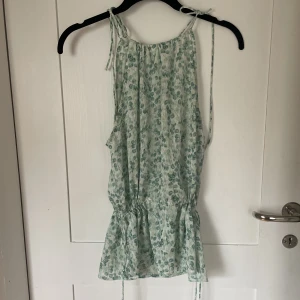 Topp - Så fin sommartopp som är använd endast 1 gång!! Knyten i midjan och runt halsen❤️❤️😍