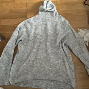Stickad tröja - Säljer denna gråa turtleneck stickade tröjan, strl S! Perfekt nu till sommarn att ta på sig på kvällarna💕