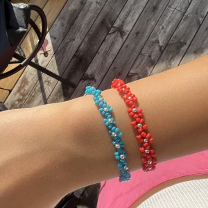 Pärlarmband med blommor  - Säljer dessa super somriga pärlarmbanden🌸går att få i de flesta färger, hör av dig vid intresse så löser vi! 40 kr/st, frakten är 15 kr