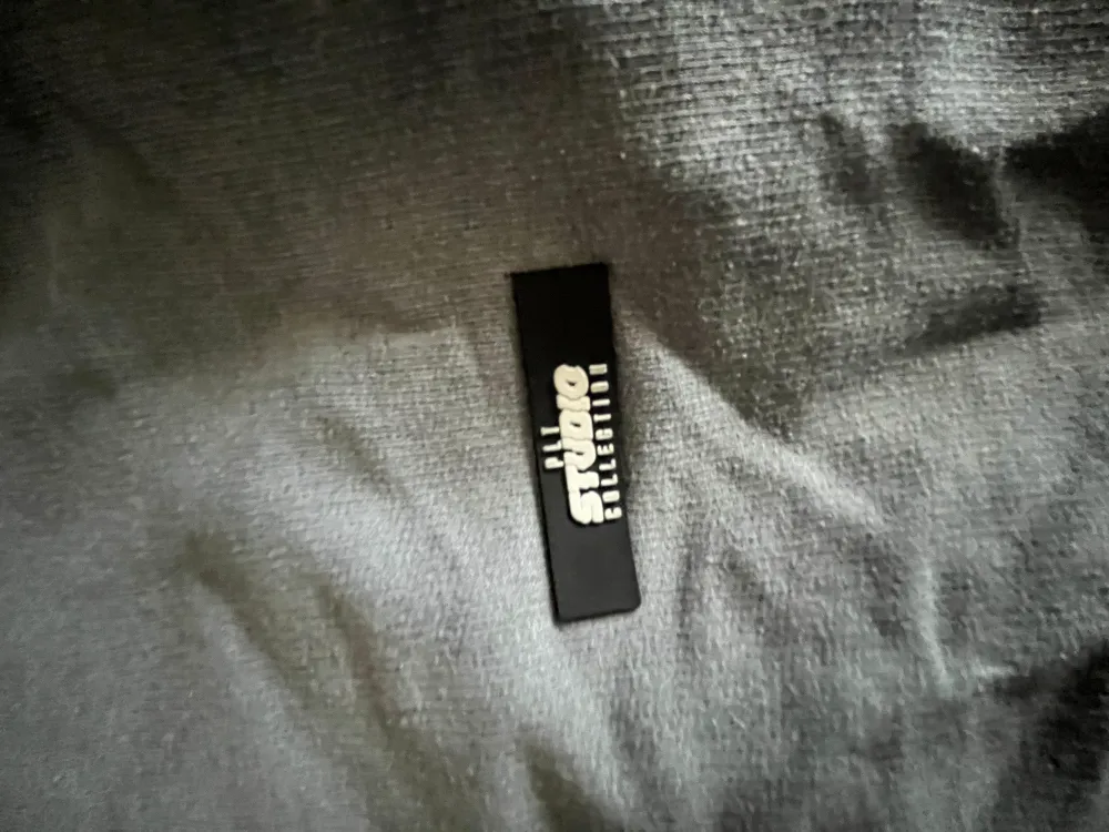 Säljer denna gråa sweatshirt från prettylittlething , strl S, 100kr. Hoodies.