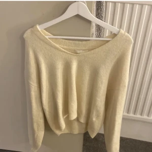 Stickad tröja - Stickad v-ringad tröja ifrån hm. Lite åt det gula hållet