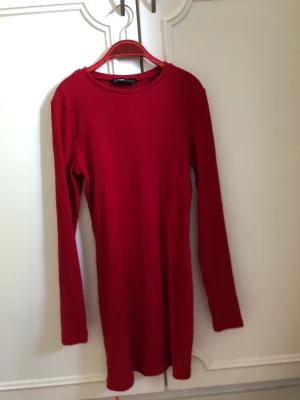 Röd klänning  - En vanlig basic kort röd klänning. Använd en gång då den är för kort för mig som är 169cm lång. Men är jättefin långärmad