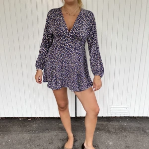 Blommig klänning - Blommigt mönstad klänning från Zara 