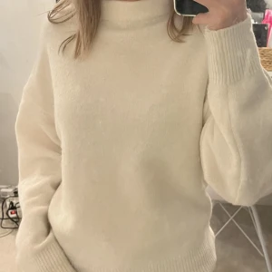 Stickad tröja från zara - Superfin och mjuk! Kommer sällan till användning då jag har en annan liknande. Skriv vid frågor eller för fler bilder! 