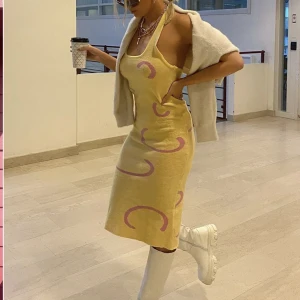 Klänning - Säljer denna klänning från itsmay, nypris 539! Som ny, använd 1 gång. 