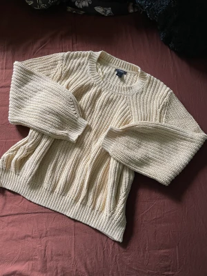 Stickad tröja  - Stor och mysig Gräddfärgad stickad tröja, lagat hål som endast syns på insidan (se bild nr. 3) 