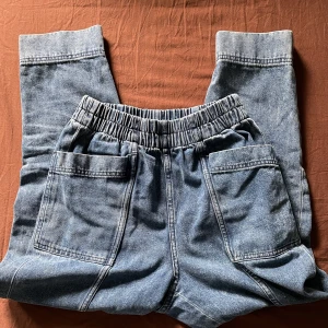 Jeans  - Coola jeans köpta på weekday, ser ganska ljusa ut på bilden men är mörkblå i verkligheten 