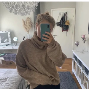 Stickad tröja - Säljer denna stickade tröja från hm, superskönt och perfekt för sommarkvällar. 