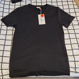 Svart t-shirt  - Lite tjockare svart t-shirt 