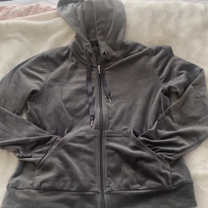 Velour kofta  - Grå velour kofta från ginatricot i storlek M. Använd några få gånger och kommer inte till användning längre. (Banden är borta från den) 