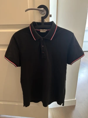 Moncler pike polo tshirt - Storlek S som passar till M  Mycket bra skick  Finns hämta i Stockholm eller frakt 