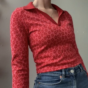 Blommig V-neck  - Långärmad blommig tröja med krage. Aldrig använd så i toppenskick! 