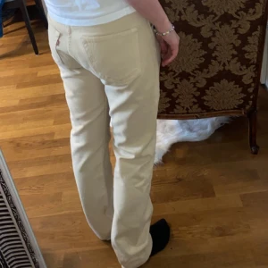 LEVIS 501!!! - Säljer dessa Suuuupersnygga beigea Levis 501 jeansen!!! De är i nyskick, svåra att få tag på, lowwaist, raka och perfekta till sommaren. Storleken är w32 l36 och jag är 177 och jag har runt 36 i byxstorlek så de är långa! Hör  av dig vid frågor! 🩷🌻☺️🍃🌞