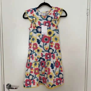 Klänning - Jätte fin sommrig barn klänning från Polarna o. Pyret. Alldrig använd därför är prislappen kvar. 