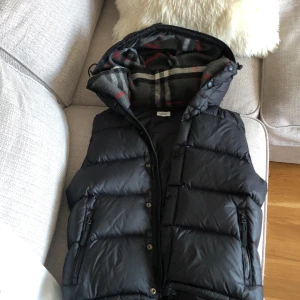 Berburry väst  - 7/10 skick de finns 2 knappar som behöver lagas 