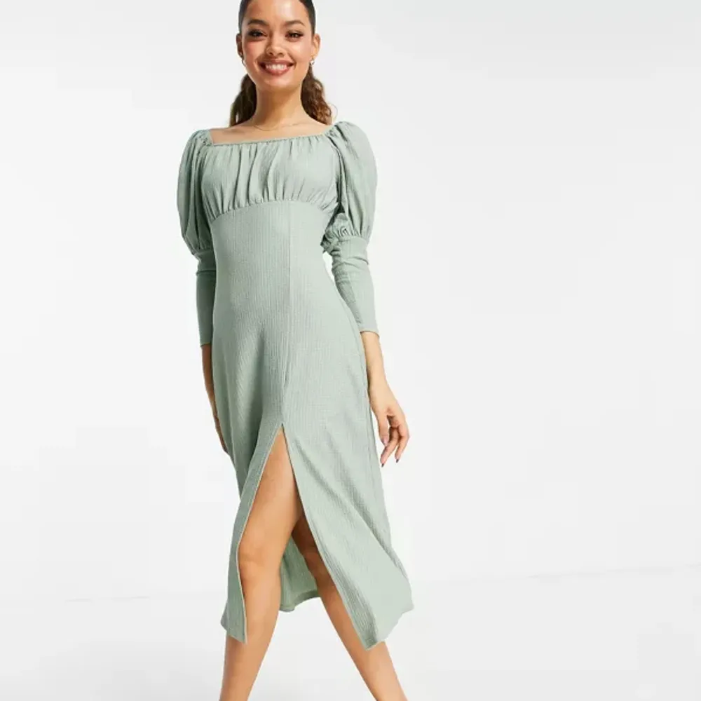 Säljer en helt oanvänd grön klänning från miss selfridge. Köpt på asos i petit 