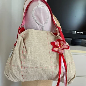 Linneväska - Helt oanvänd Väska gjord av linnetyg och bommulstyg. Blomman går att ta bort eftersom den är påsatt som en brosch, för 149kr. ❤️