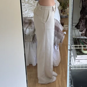 Kostymbyxor - Jättefina nästan oanvända byxor från nakd 