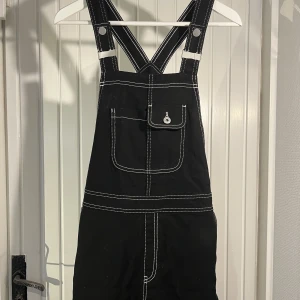 h&m hängselbyxor - h&m divided hängselbyxor i storlek 38, går att ändra längd med en knapp och midja med tre knappar. benen är i ”straight” modellen. priset inkluderar inte frakt. 