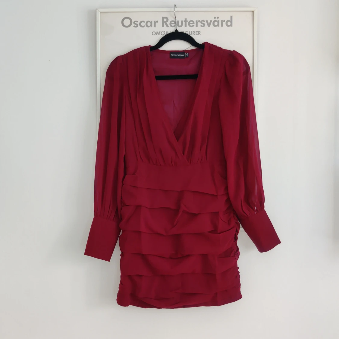 Vinröd festklänning