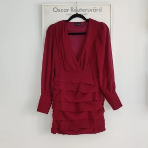 Vinröd festklänning  - Liten i storleken. 