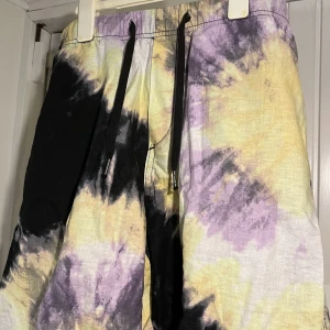 h&m non-binary/icke-binär tie-dye shorts - köpt på h&m, storlek är S. inte menat att vara non-binary themed men det är de färgerna, så varför inte säga att det är? :) de är i relaxed fit! supersköna shorts för sommaren!