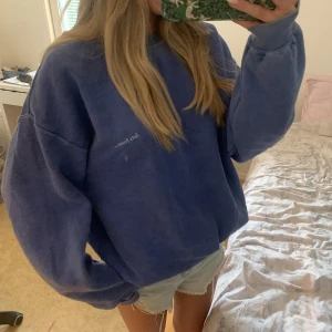 Sweatshirt  - Jättefin sweatshirt i blå från urban outfiters. Jättefin passform. Oversized OBS: fläckarna är på spegeln och ej på tröjan 